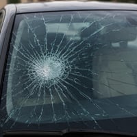 وتلصقها:  عنوان: صيانة زجاج سيارات — تركيب وتصليح فوري   الوصف: نقدم خ...