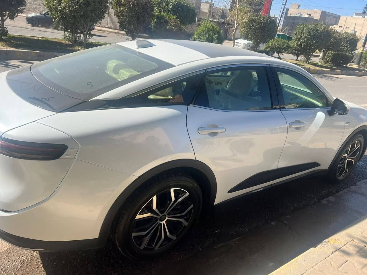 تيوتا كراون موديل 2026 HEV  زيروو
مرقم بغداد كامل سنويه باسمي
عبد اللطيف جميل بريميوم
فول مواصفات
محرك 2500 هايبرد
سقف بانوراما 

4 كاميرات 360 درجة
4 رادارات
4 عدسات
مقاعد الامامي وخلف كهرباء
تبريد كشنات
داخل صاج فورميكا
باقي المواصفات معروفه
غراض السياره كامله في الصندوك
سياره زيرو غير 
*********** حسن العبيدي
