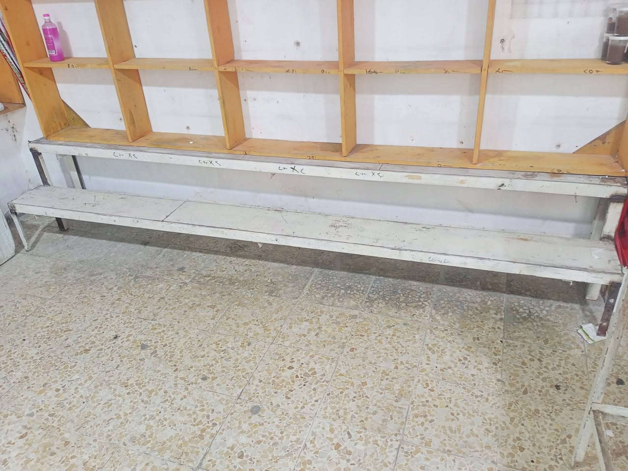 رفوف خشب وحديد البيع مكاني كركوك حي الواسطي يم تكيت عواد ***********
