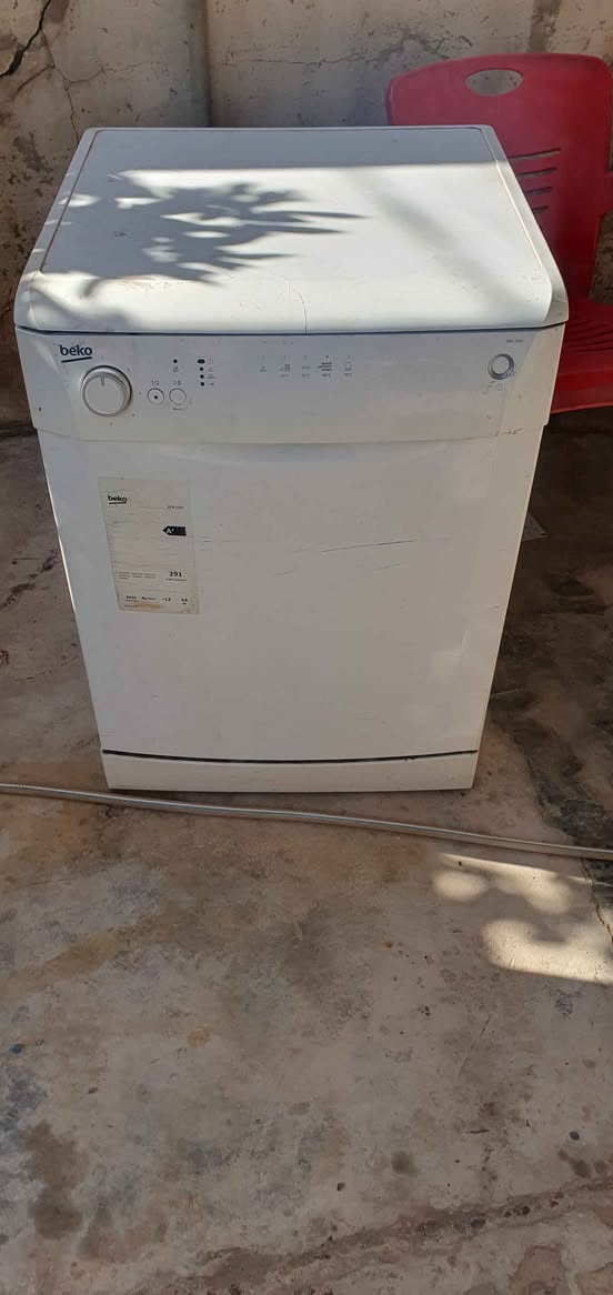 السلام عليكم،
معروض للبيع غسالة أطباق بيلكو (Beko) الأصلية، موديل DFN 1503، 

​كفاءة الطاقة: فئة +A (اقتصادية وموفرة جداً في استهلاك الكهرباء والماء).
​البرامج: تحتوي على 5 برامج غسيل 

شغالة على الفحص 

السعر ١٥٠ الف و بيها مجال
العنوان  الانبار،  الفلوجة 

التواصل: *********** الفلوجة, الأنبار
