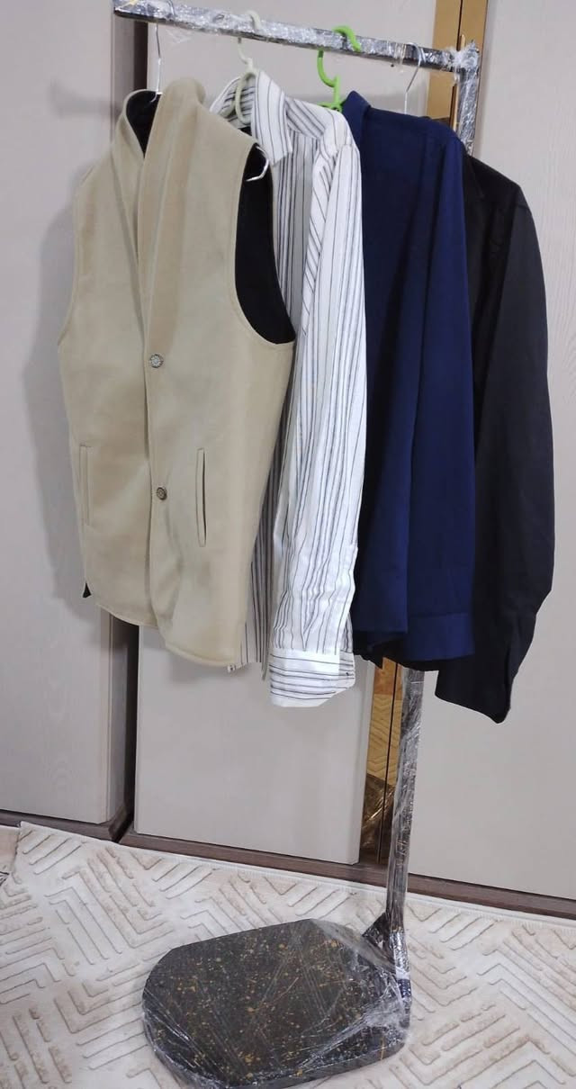 ستان عرض ملابس 
تسكام جديد شكد تريد موجود لون ذهبي
رتفاعه 170يطول وينزل يعني متحرك
سعر 35
***********
