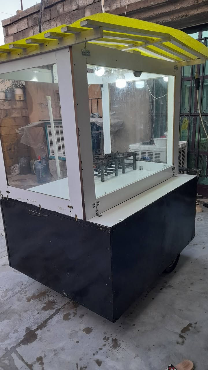 سلام عليكم 
عربانة نضيفة  متحركة  جام خانة  مال لفات 
وترهم لبلبي وغيرها من مشاريع تحتوي على مضلة شمسية كبيرة و طباخات بريمز اثنين 
اللبيع سعر ٣٥٠ الف وبية مجال بسيط 
مكاني فيلق
***********
