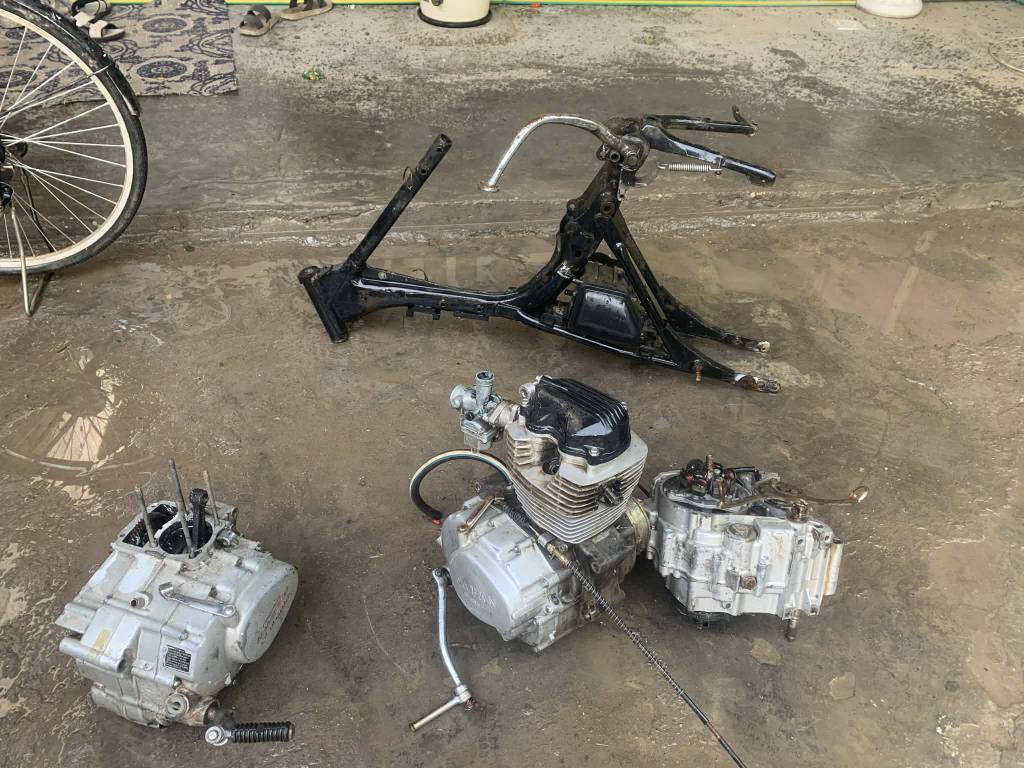 سلام عليكم شباب غراض للبيع تفصيخ غراض اخو جديد  ابيع كوم حديد لا تسئني عل دراجات معرف شبيهاً ابيع شلعه كامله وبيع هم مفرد  للاستفسار. بغداد الراشديه رقم *********** بغداد, العراق
