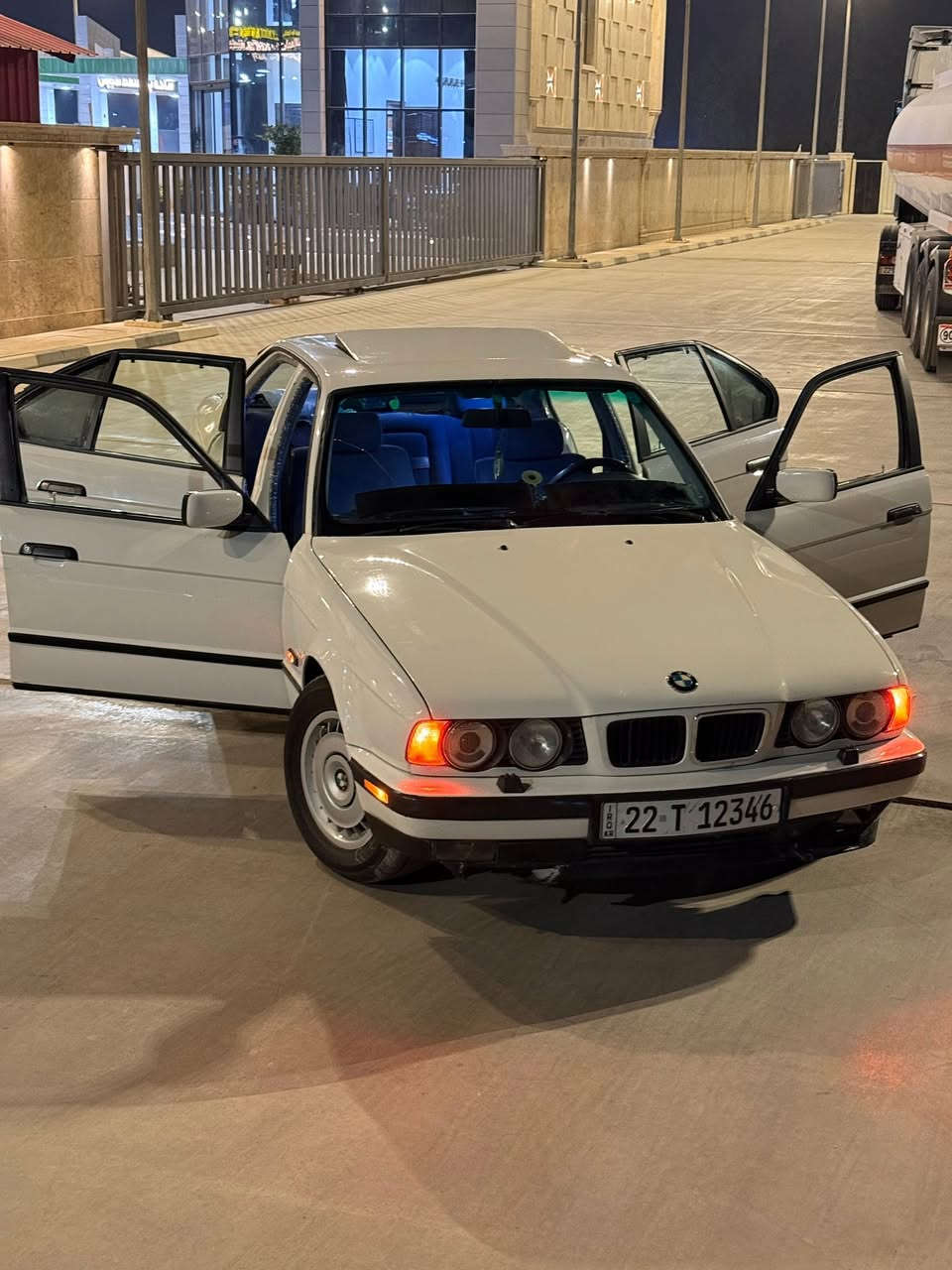 السلام عليكم شباب سياره BMw  للبيع موديل 92 سياره نضيفه مال بيت كير ومحرك خير من الله كفاله لا تنقصي لا تبخير مكفوله من الكص والضربه تخم تاير جديد كهربائيات كلها شغاله صدر امامي خلفي جديد سياره بسمي رقم اربيل تحويل مباشر  بغداد البياع شرطه الخامسه رقم تلفون *********** السعر 85 وبيها مجال حك الجيه اتصل. وبيك خير وتدلل
