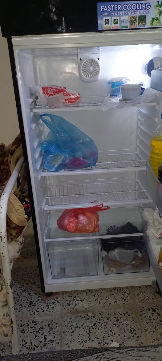 السلام عليكم متاح ثلاجة للبيع جديدة استخدام قليل جداشهر السعر500وبيهامجال العنوان الشهداء شارع المضخه الثاني قرب ماركت الاميرة واتساب ***********
