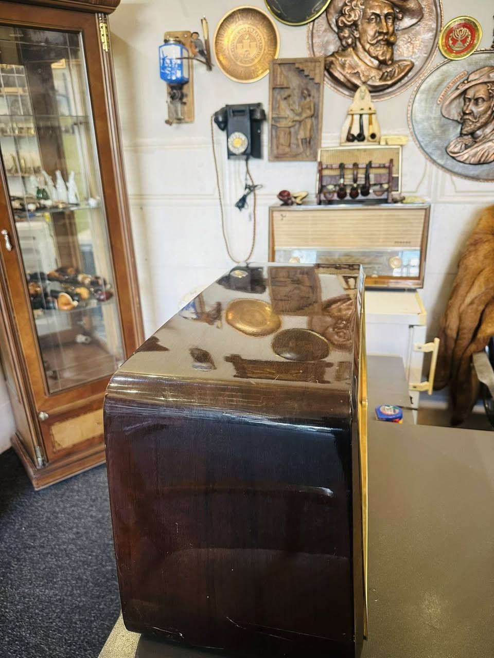 راديو الماني لمبات ماركة LOEVE OPTA ستريو
الموجات  LW-KW1-KW2-MW-FM
العرض 65 سم
الارتفاع 39 سم
العمق26 سم
درجة نظافة ‎%‎90
السعر 350 الف
*********** واتساب المحل في السليمانية يوجد توصيل
