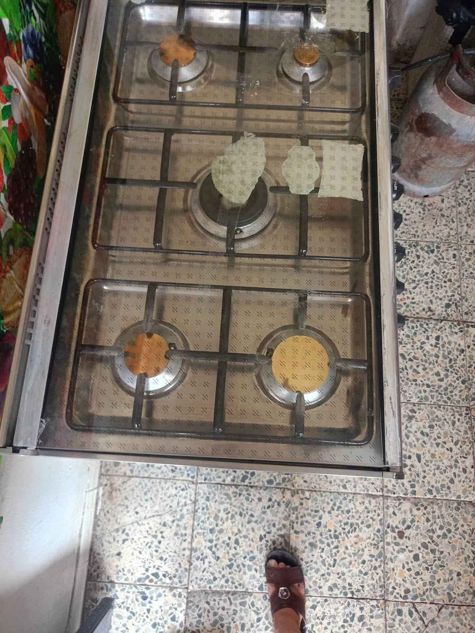 طباخ مصري ماركة يويفرسال نضيف وشغال ٥ عيون ناره زركه وعاليه ب٢٠٠ مكانه الدوره *********** مكلفه بالنشر
