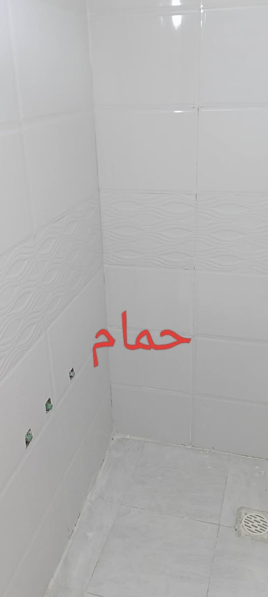 سلام عليكم الدار للبيع البراكيه شارع المعدل خلف جامع الخزاعل المساحة 100متر البناء طابوك يحتوي على غرفه وصاله ومطبخ وستقبال الخدمات ماء وكهرباء ومولده طابو زراعي قرار محكمة السعر خاص انا صاحب البيت ابو محمد الغزي  ***********
