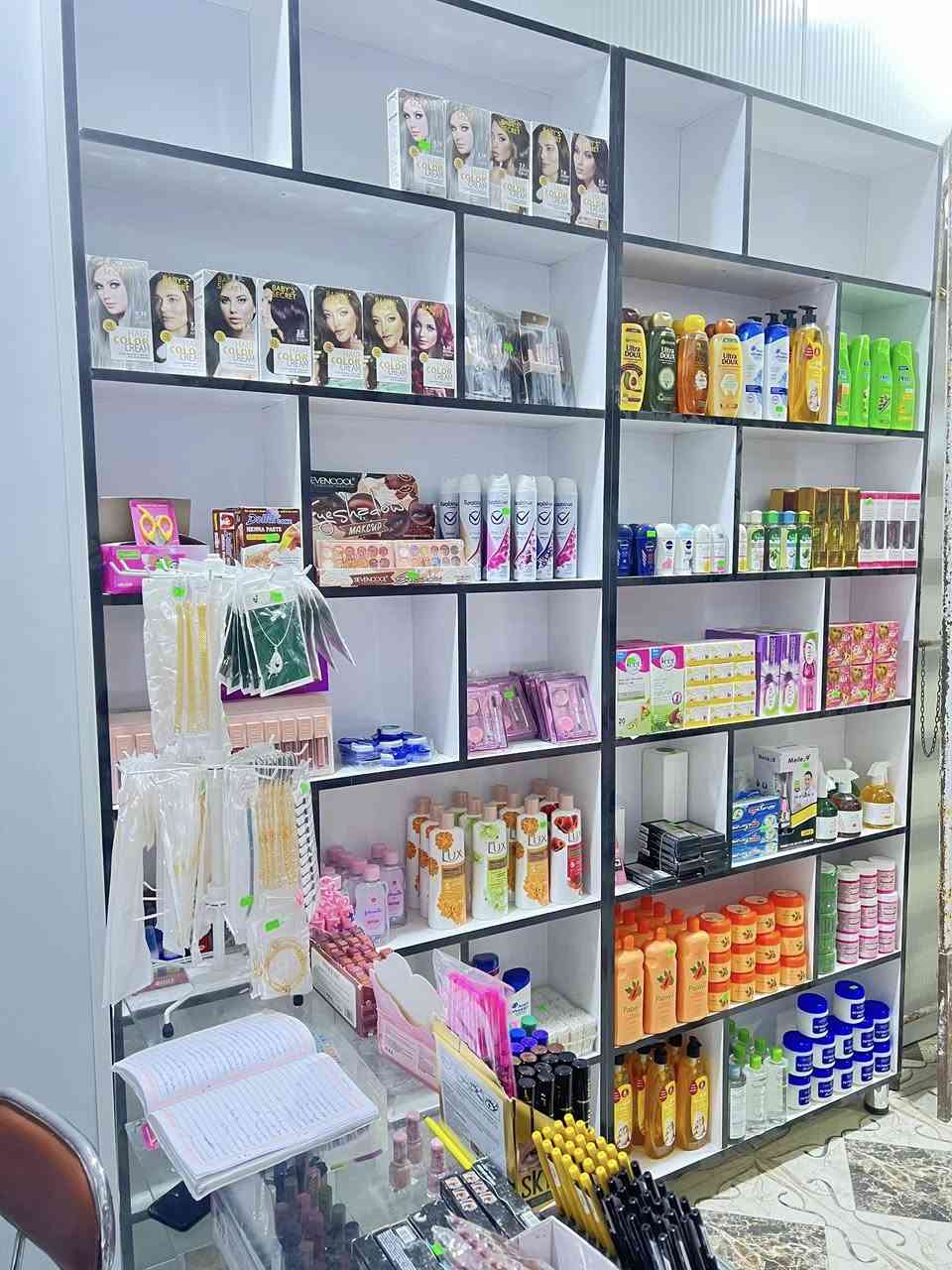 #فرصه تجاريه اغتنمها بسرعه
محل كوزمتك وعطور للبيع (بالكامل أو ديكور فقط) 💄✨

للبيع محل كوزمتك شغال وبكامل بضاعته في (الناصريه-الفداء). المحل مجهز بديكورات راقية وبضاعة منوعة (مكياج، عناية بالبشرة، عطور).

✅ موقع تجاري نشط.
✅ عقود تجهيز مع أفضل الموردين.
✅ جاهز للاستلام والعمل فوراً.

علماً !!!!
 تعطى وكاله و تدريب على فنون البيع و التشخيص لشركه عالميه رصينه ( براند ) تسلم مع للمشتري مجاناً 

للسعر والتفاصيل، يرجى التواصل عبر الخاص أو الاتصال على الرقم فقط ولا نرد على التعاليق: (***********).
