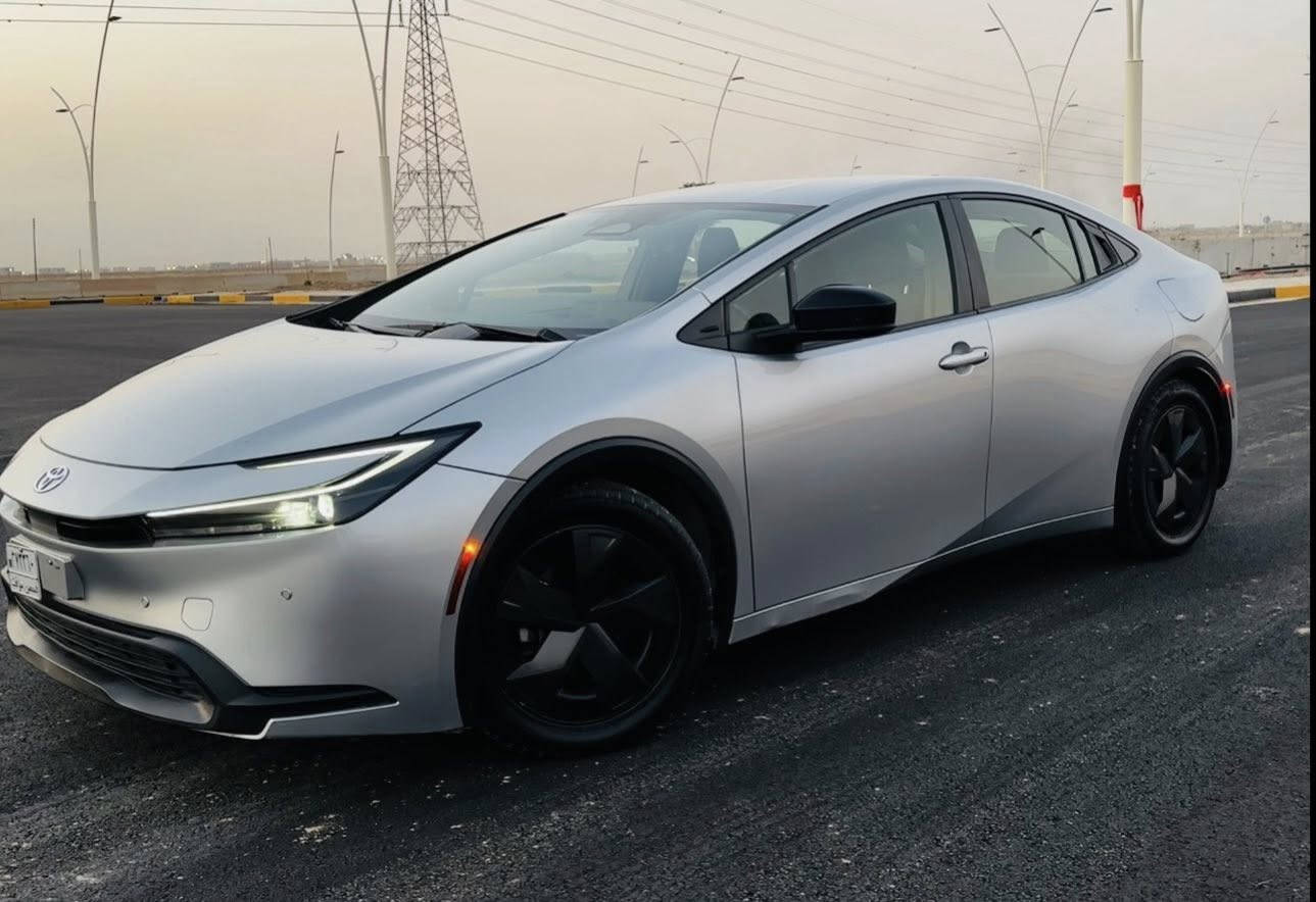 🚘 تويوتا بريوس 2023 – اللون سلفر الملكي
اراوس وبيع يرهم حسب القناعه 

السعر  158 ابلاش ابلاش ارخص ابريوس ب العراق 

 🚘

هايبرد

✨ بصمة تشغيل | بصمة أبواب | إشارات ترحيب | بصمة جنطة | محرك 2000cc | اقتصادية وصاروخ تصميم ✨

📍 الوصف العام:

تويوتا برايس 2023 تجمع بين الفخامة والأداء والقوة في تصميم واحد.

سيارة تلفت النظر من أول لحظة، مظهرها أنيق وصاروخي بنفس الوقت، واللون السلفر يزيدها هيبة ولمعان.

تجربة قيادة فريدة، هدوء المحرك ونعومة القيادة يخلوك تحس إنك راكب أعلى فئة من سيارات تويوتا.

⸻

⚙️ المواصفات الفنية:

 • المحرك: 2000cc قوي واقتصادي جداً بالبنزين — يعطي عزم سريع واستجابة ممتازة.

 • نظام التشغيل: تشغيل بصمة ذكية بدون مفتاح.

 • الأبواب: دخول بصمة أبواب — تفتح وتغلق تلقائياً عند اقترابك.

 • إشارات ترحيب ضوئية عند الفتح – لمسة فخمة وجو استقبال جميل.

 • بصمة جنطة (فرامل إلكترونية) – راحة وأمان أكثر أثناء التوقف.

 • ناقل حركة أوتوماتيكي ناعم جداً – نقلات سريعة وسلسة بدون أي اهتزاز.

 • مكيف تبريد قوي جداً – تبريد فوري ومناسب لأجواء العراق الحارة.

 • تصميم داخلي فاخر:

 • مقاعد مريحة بتفاصيل أنيقة

 • شاشة وسطية ذكية مع كاميرا خلفية واضحة جداً

 • تحكم كامل بالمقود

 • أنظمة أمان حديثة: وسائد هوائية – حساسات خلفية – نظام ثبات إلكتروني

⸻

🌟 الإيجابيات:

✔ تصميم عصري ورياضي يخليها مميزة عن باقي السيارات.

✔ اقتصادية جداً بالوقود رغم المحرك القوي.

✔ اللون السلفر يعطيها مظهر راقٍ وما يبين الأوساخ بسهولة.

✔ تويوتا = اعتمادية، متانة، وسهولة صيانة.

✔ سيارة تجمع بين الأناقة والعقلانية – تناسب الشباب والعائلة بنفس الوقت.

⸻

📞 للتواصل: ‎(‭ ***********)

📍 الموقع: ‎(صلاح الدين– سامراء )

💬 لا تفوّت الفرصة! سيارة نظيفة جداً ومواصفاتها تخبل، الجاد يتواصل – والله يرزق المشتري

الضرر كما موضح مع الصور بجم كبس 

السعر158 . ابلاش ابلاشششششش ماكو  هيج سعر ب العراق
