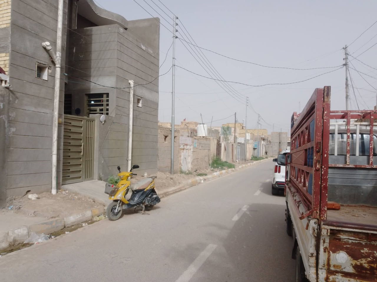 دار للبيع المساحه300
مكون من 2غرف ومطبخ  وصاله وستقبال الموقع حي الجس قريب بنيت سيد علي 
للأستفسار اتصل ع ***********

