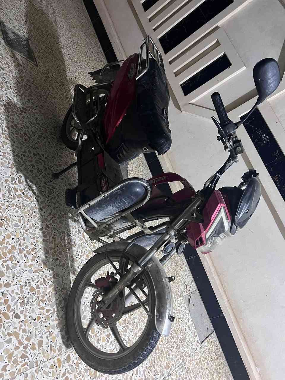 السلام عليكم ماطور شحن هارلي ألماسه نظيف وبطارياته ع فحص يقرن 9 ونص مماشي هواي ومستعمله قليل سعره 250 مكاني فلوجه للاستفسار واتساب فقط ***********
