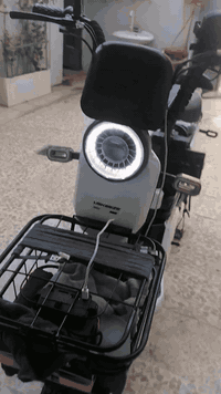 للبيع ماطور شحن 
خمسه باتري جدد 
بريكات جدد دبل اشاره،+لايت +هورن +بك لايت  دبلات شغال 
تايرات جدد وياله عدلات 
حجم 20 حجم الملف الف 1000
 اربعه نمره الماطور كمالياتو جدد 
السعر 350 وبي مجال متواجد عل فيس العنوان موصل حي الانتصار  
للستفسار ***********
