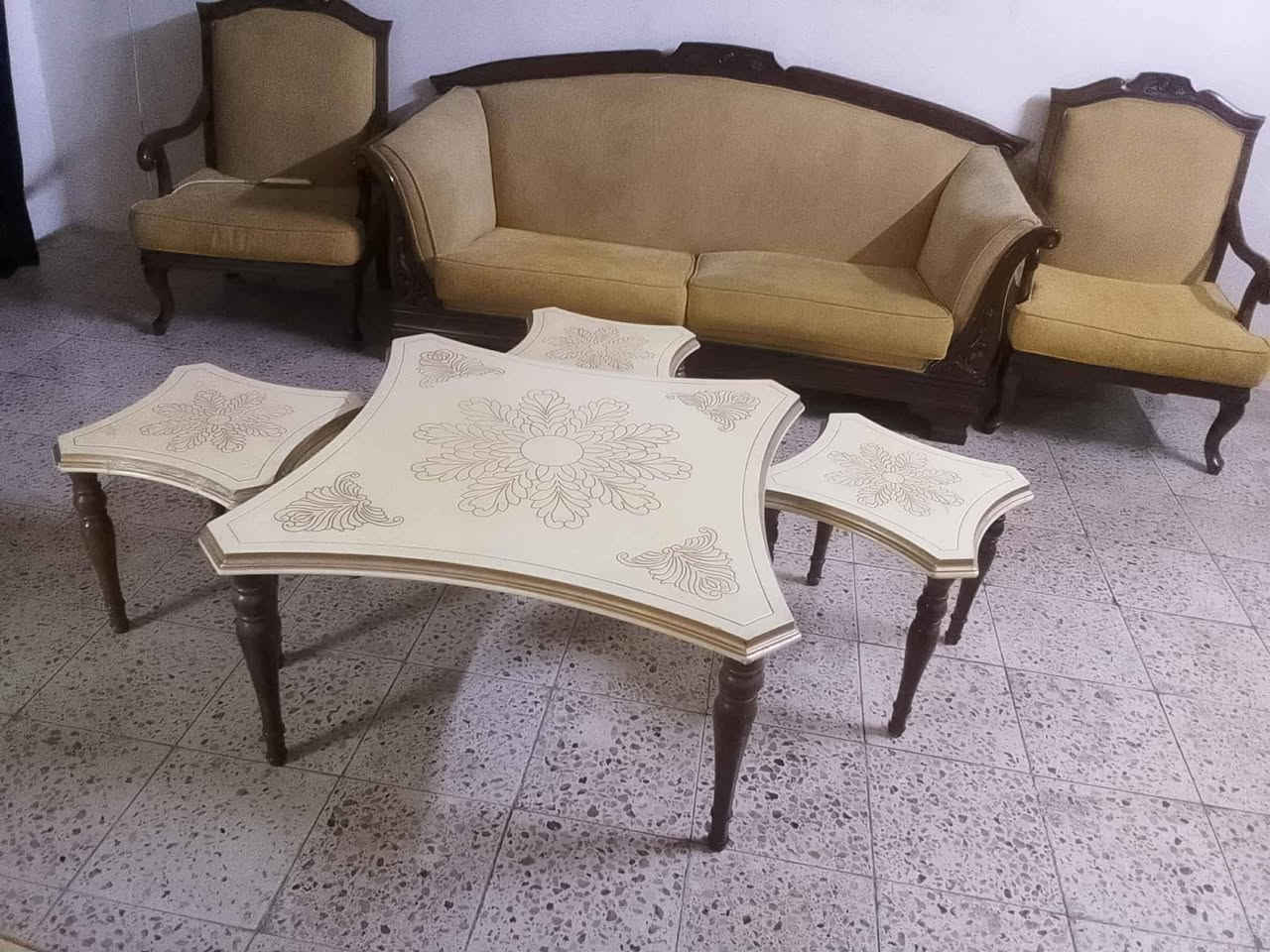 تخم قنفات نضيف عشر مقاعد نضيف السعر ويه الطبلات 250 بدون طبلات 200القادسيه الثانيه  رقم ***********
