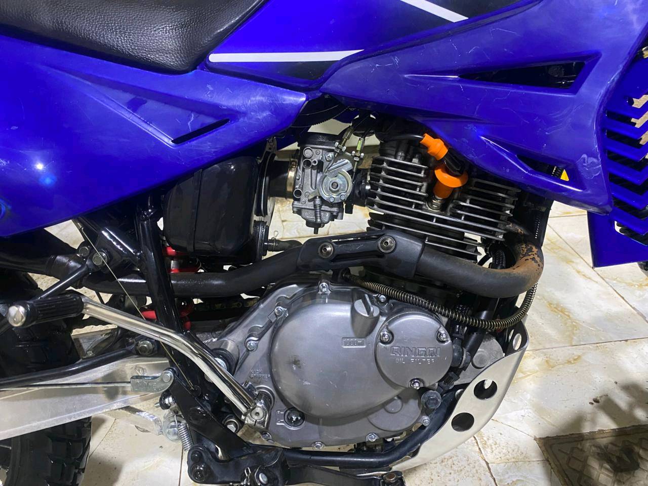 دراجة نارية من نوع QJINGQI، بحالة ممتازة ولون أزرق لافت للنظر. استخدامها قليل ومناسبة للطرق الوعرة والرحلات. المحرك قوي ويعمل بشكل جيد، مع صيانة دورية لضمان الأداء الأمثل. متوفرة الآن للبيع بسعر تنافسي.