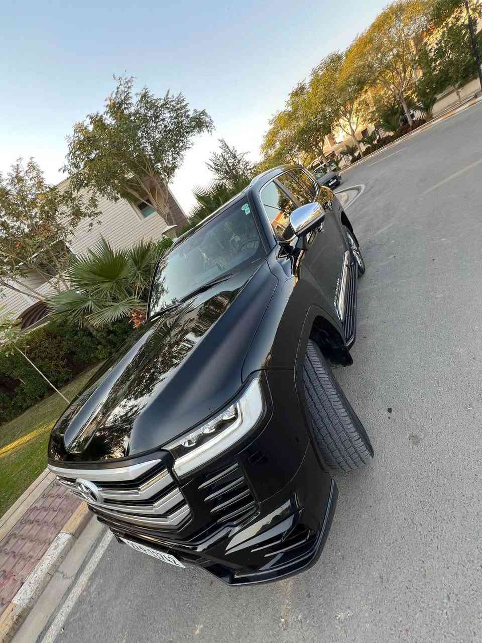 السلام عليكم
✨ تويوتا لاندكروزر VXR 2024 – للبيع ✨🚘 وكالة SAS
ماشية 43 الف km
⚙️ المواصفات:
🔹 محرك V6 توين تيربو (3.5 لتر)
🔹 قوة تقريباً 409 حصان 💪
🔹 عزم 650 نيوتن متر 🔥
🔹 كير أوتوماتيك 10 سرعات
🔹 دفع رباعي دائم Full-Time 4WD 🌍
🔹 نظام Multi-Terrain Select 🏜️
🔹 نظام Crawl Control
🔹 دفرنس قفل ⛓️
🔹بيبان شفط

🛋️ الداخلية:

🪶 جلد فاخر
❄️🔥 تبريد + تدفئة مقاعد
🔑 بصمة تشغيل
📺 شاشة 12.3 إنج
📱 Apple CarPlay + Android Auto
🔌 شاحن وايرلس
🌡️ مكيف متعدد المناطق
🔊 نظام صوت JBL 

🚗 الخارجية:

💡 LED + DRL
🌞 فتحة سقف 
🛞 ويالة كبيرة
📷 كاميرات 360
📡 حساسات أمامية وخلفية
🛡️ الأمان:
🛑 ABS + VSC + EBD
⛰️ Hill Assist
📡 رادار ومثبت سرعة
🚨 TPMS
⚠️ نظام مانع الاصطدام
🚶‍♂️ تنبيه مغادرة المسار

✨ حالة السيارة:
🚨 السيارة جديدة بالكامل
📦 مغلفة بالكامل (PDF)
🎨 بدون صبغ وبدون شخط نهائياً
✨ نظيفة جداً وحالتها مثل الصور وأحلى
📌 للجاد فقط
⚠️ ما أخليك تجي وتخطو متر إذا السيارة مو مطابقة للصور
🤝 أتحمل المسؤولية الكاملة إذا كان هناك أي اختلاف عن الصور
📍 المكان: خانقين
💰 السعر: 855$
💵 يعني: 8 شدات و55 ورقة
للتواصل: موتواجد واتساب فايبر 
*********** خناقين, ديالى

