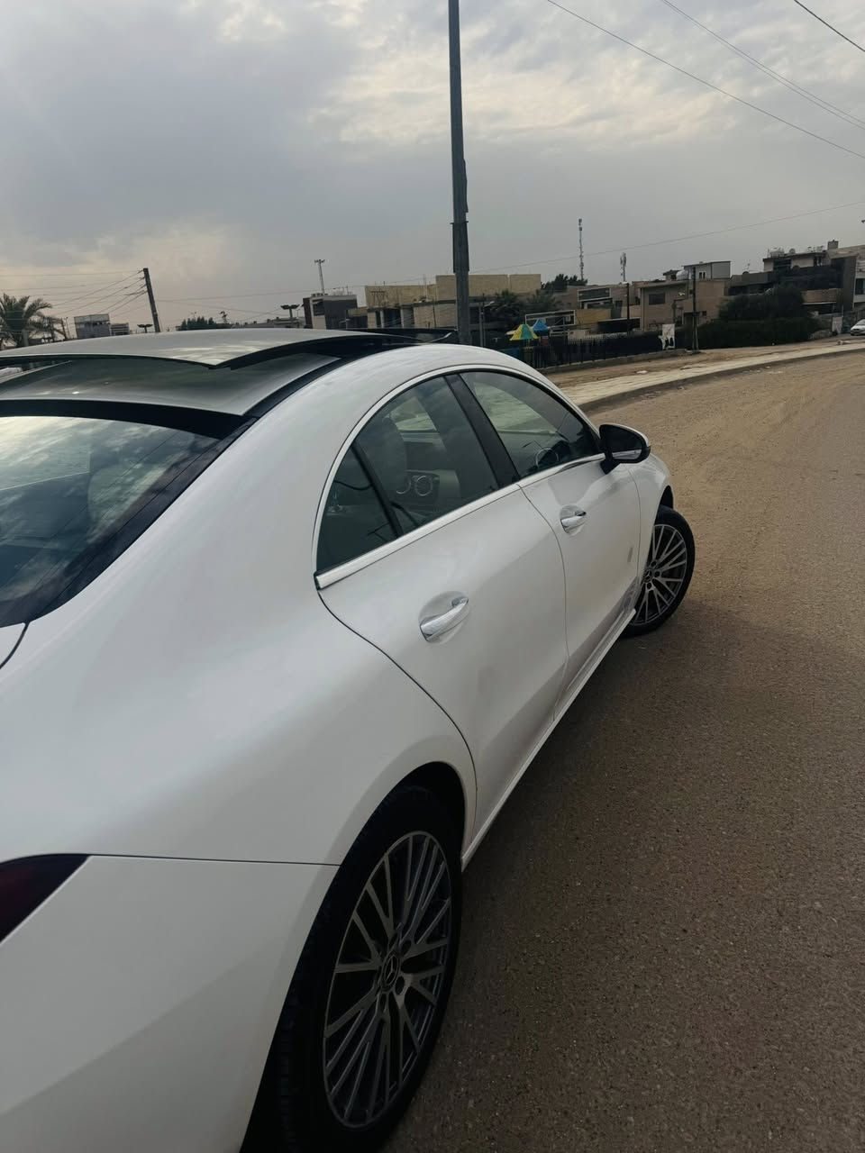 ⸻

السلام عليكم ورحمة الله وبركاته

نوع السيارة: مرسيدس بنز CLA 250
الموديل: 2023
اللون: أبيض

مواصفات السيارة:
 • كاميرا خلفية
 • التحكم على المنحدرات
 • تدفئة المقاعد
 • فتحة سقف بانوراما
 • بصمة تشغيل
 • دخول ذكي لجميع الأبواب
 • مثبت سرعة
 • مراقبة النقطة العمياء
 • نظام التعرف على إشارات المرور
 • إنارة محيطية بـ 64 لون
 • Apple CarPlay
 • رادارات
 • مقاعد جلد
 • ومواصفات أخرى عديدة

الحالة القانونية:
 • السيارة باسمي
 • التحويل خلال يوم واحد

الحادث:
     .        جاملغ وبنيد مبدلات بلادي ومصبوغات

السعر: 28,000 دولار

للتواصل:
📞 ***********
📞 0787 586 1134
