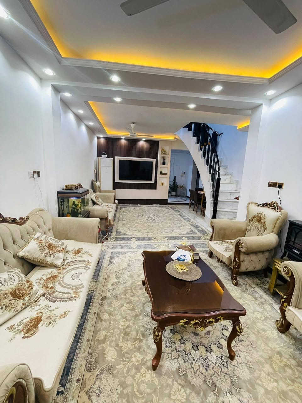 🏠 دار تجاري للبيع او المراوس
📍 الموقع: الكرامة (الشارع لمشجر) 
(قرب مكتب سيد ياسر )
✨ المواصفات:
▫️ المساحة: 100م الواجه 9 م 
▫️طابو ملك صرف 
 
▫️طابقين
 ...................... 
🔹محتويات الدار : 
_ 3 غرف نوم
_ مطبخ
_ صاله
_ هول 
_ صحيات
...................................
📞 للاستفسار والمعاينة: 
الاتصال على الارقام :
***********☎️ واتساب
