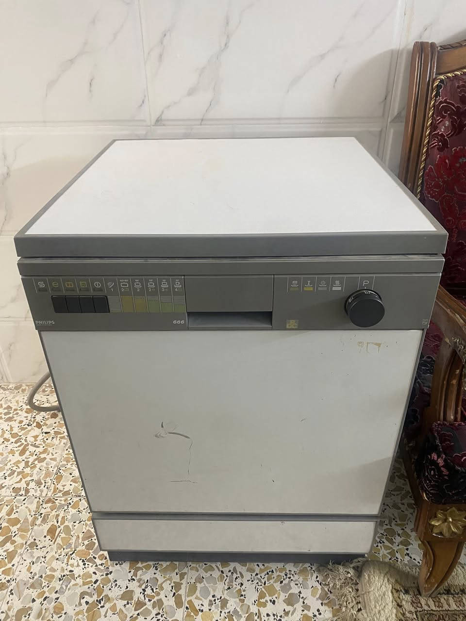 السلام عليكم للبيع غسالة صحون نضيفة جدآ وشغالة مكان بغداد حي اور صناعة المانية وبيه ضمان تشغيل سعر 190 الف وبيها مجال بسيط 
 رقم ***********
