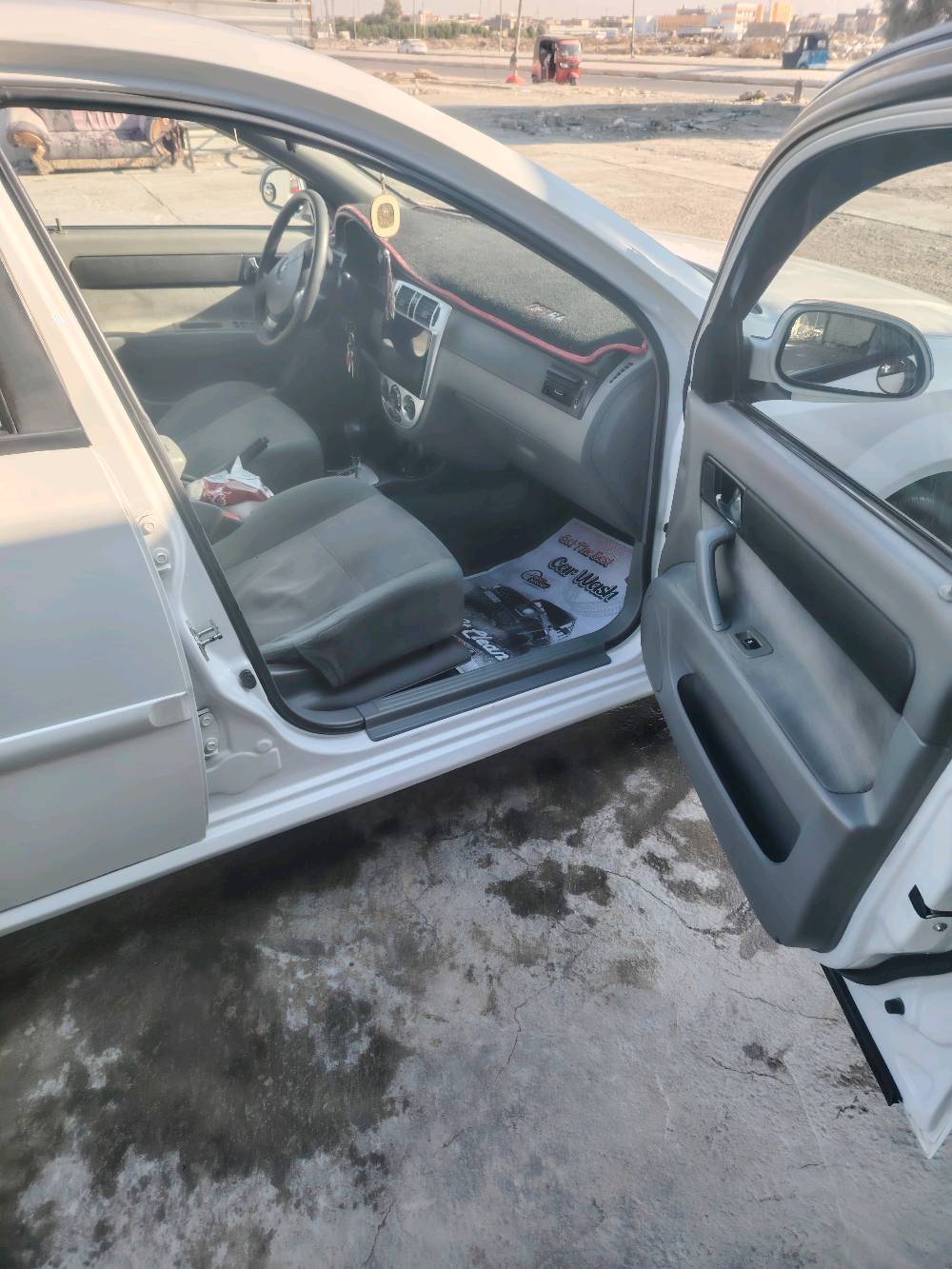 سيارة شيفروليه لون أبيض للبيع. بحالة جيدة ومتينة، مثالية للاستخدام اليومي. داخلية نظيفة ومفروشة بشكل مريح. تسع الباركات الأمامية والخلفية بالإضافة إلى مساحة تخزين واسعة في الصندوق. 

السعر قابل للتفاوض. للمعاينة أو للاستفسار، يرجى الاتصال عبر الرسائل.