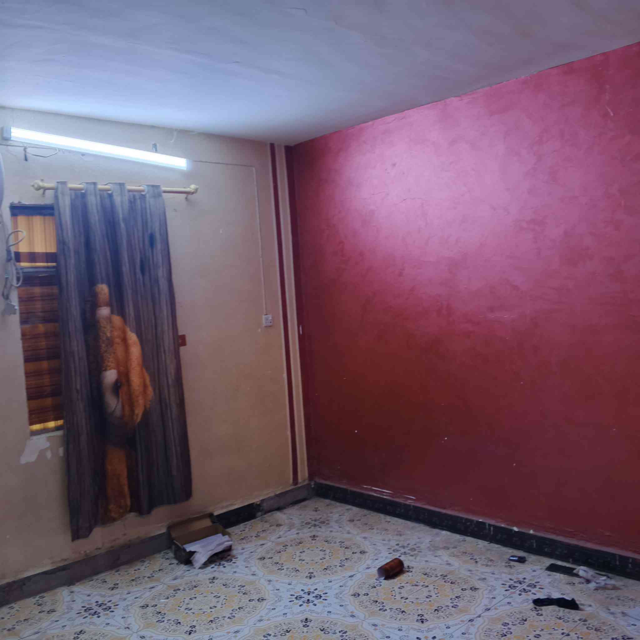 يوجد لدينا دار سكن .للبيع رقم العقار110/16718 مساحه 130طابقين بناء قديم طابو صرف  ركن وجه واحد التظحيه شارع العياده قبل الاسداره الثانية على اليمين ثاني بيت عن الحديقه شوارع تبليط وكافه الخدمات موفره. البيت فارغ حاليا *********** السعر ١٢٠مليون مع المجال
