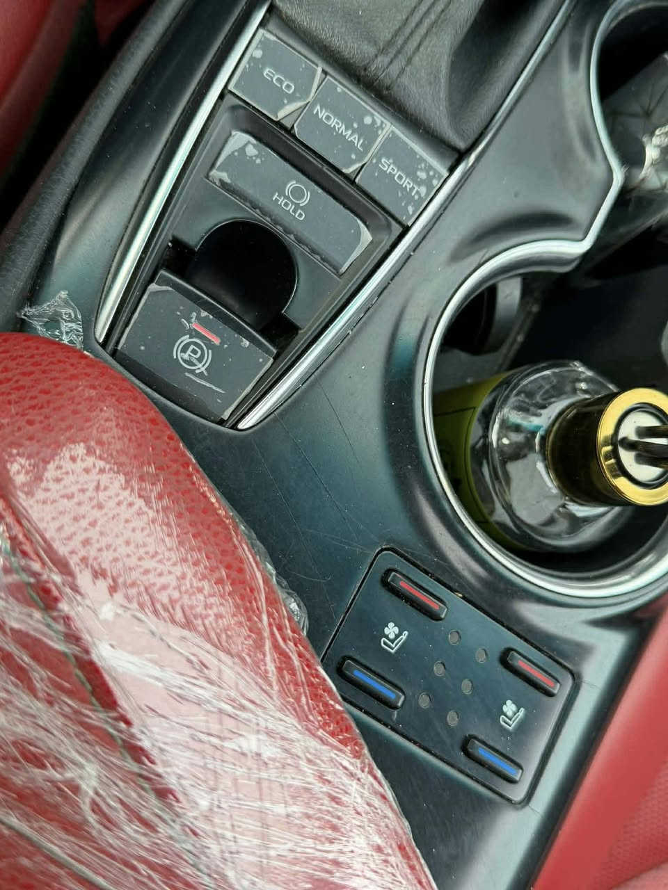 سلام عليكم سيارة تويوتا كامري 2020 للبيع فئة xse رياضية ست سلندر مكينة و كير افلون السيارة بيها جاملغ وره صبغ اهنا بالعراق جاملغ كدام مبدل امريكا و ربع بونيد السيارة حيل نظيفة مابيها نقطة دواخل او ايرباك و مسوين اله كماليات كامل و ماشية 48 مايل يعني 98 كيلو 
سيارة فول الفول مواصفات 
كشنات كهربائي و هيتر و تبريد 
بانوراما 
كاميرا 360 درجة 
داخل احمر 
حساسات امامي خلفي جانبي
تحديد سرعة 
خط الطريق 
سقفه بلادي اسود 
خلف و كدام حاسة 
ابواب اثنين بصمة
بريك بصمة 
اوتو هولد 
مراية تعتيم ذاتي
لايت و بكلايت و صندوق بصمة
بيها ثلاث انضمة قيادة ايكو نورمال سبورت
السيارة بأسمنا و سنويته جديدة لحد 2031 ما بيها اي مصاريف تواير بطارية كلشي جديد بيها تحب تحويل او وكالة حاضرين و مكان السيارة بكركوك اسكان و سعره 215 و بيها مجال كلش قليل للاستفسار اكثر ***********
