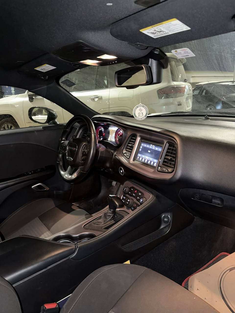 ( من انضف جالنجر با عراق )
جالنجر 2023 RT أمريكي حادث فقط البنيد وشويه من جاملغ ستوك با كامل 
السياره فوك ما تتخيل جديده بريحه الشركه ماشيه 21 الف 
محرك V8 5700 
رقمها بغداد باسمي عنواني المنصور با بوابه 
الرقم *********** 
سعر السياره 20 الف دولار بلااش بس محتاج ابيع
