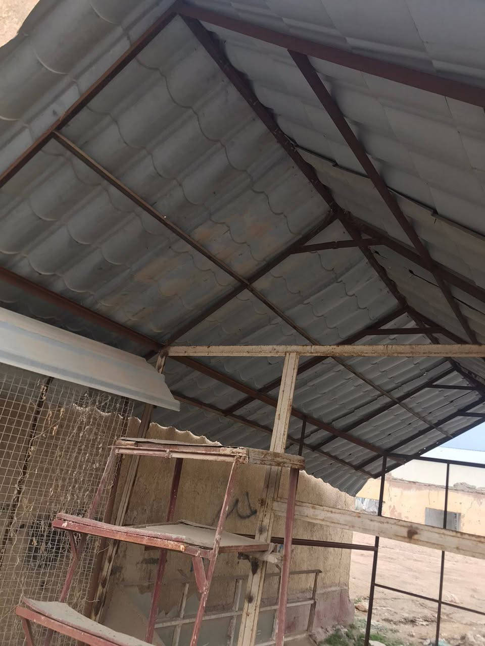 كرفان متحرك تايرات الطول 8م والعرض 5 م والارتفاع 3 م تيراته موجوده فقط محتاج سندويج أو زجاج بلاستك النجف الحيره خلف كراج البلديه الاتصال 
*********** ولكم خالص الاحترام
