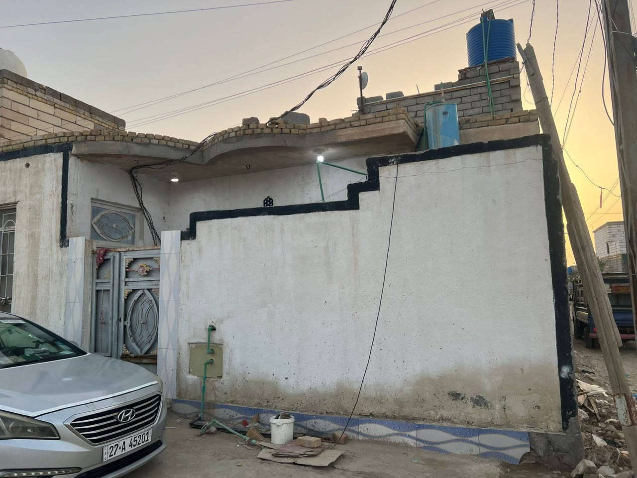 السلام عليكم
بيت للبيع المساحه 120 م البيت ركن على شارعين 

يحتوي البيت على غرفتين مساحه الغرف على 

4 × 5 م 

وصاله استقبال مساحة الصاله 5.50 × 3 م 

ومطبخ 3.50 × 3.25 م 

وديوانيه 6 × 3.50 م 

ومجمع صحيات خارجي 

وحمام داخلي 

للاستفسار الاتصال على الرقم التالي ***********

او التواصل خاص 

البيت وتفاصليه موضحه كما في الصور
