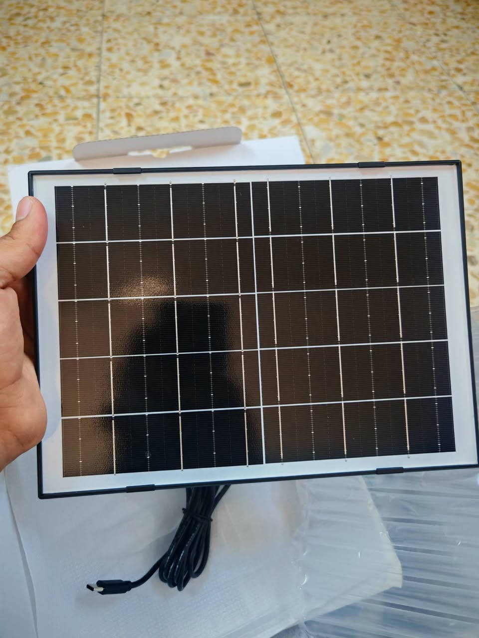 كاميرا مراقبة شمسية ذكية V380 🌞📷
تشتغل بالطاقة الشمسية وتوفر مراقبة 24 ساعة بدون الحاجة لأسلاك كهرباء. مناسبة للبيت، المحلات، المزارع والكراجات.
المميزات: • تصوير HD واضح
• 3 عدسات لتغطية أوسع
• رؤية ليلية ملونة
• تحكم من الموبايل عن بعد عبر تطبيق V380
• حركة ودوران PTZ
• كشف حركة وإنذار تلقائي
• صوت ثنائي الاتجاه (تسمع وتحچي)
• تدعم التخزين السحابي والميموري
• مقاومة للعوامل الجوية
المحتويات: ✔️ كاميرا
✔️ لوح طاقة شمسية
✔️ قاعدة تثبيت وملحقاتها
حجمها عملاق سعرها 60


**إذا كنت صاحب هذا الإعلان وتريد حذفه لأي سبب، رجاءا أرسل رسالة إلى الدعم الفني**