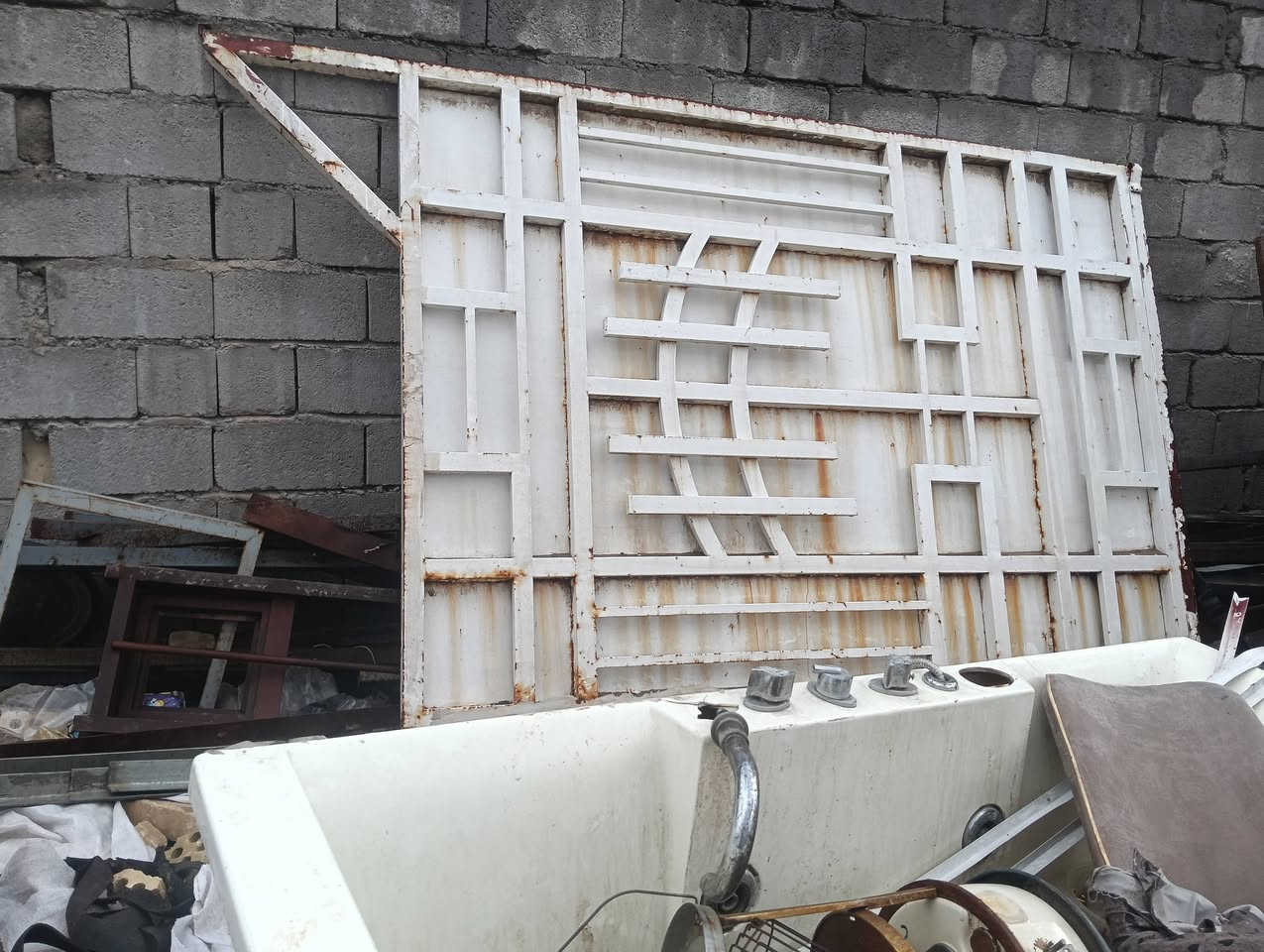 سلام عليكم اللبيع باب سلايت طول 3 نص  باب خدمي 1متر بس مامصوره ورتفاع 185 درج اعرض متر بليت جكر طول قطعتين 4 وصحن وقطه ثانيه 12 وصحن التواصل على خاص او رقم ***********بي واتساب مكان بغداد جسر دياله الجديد
