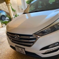 سيارة هيونداي توسان 2018 اللون ابيض جلد وشاشه وثلاث انظمة قيادة حدادية...