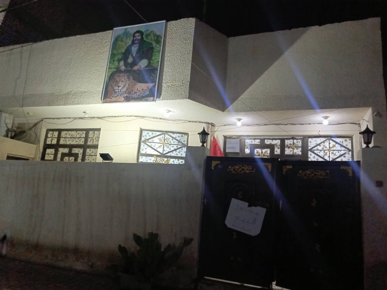 السلام عليكم مشتمل للبيع المساحه ١٠٠ مربع ١٠×١٠ غرفة نوم وستقبال ومطبخ وهول وصحيات طابق واحد عرض الشارع ١٠ خدمات كامله الخاجية شارع اربعين اول شارع من تعبر التقاطع بصف الركن السعر مناسب جدا بسمي مامطلوب اي شي ***********
