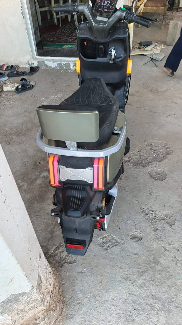 سلام عليكم دراجه شحن نضيفه مستخدمه شهر واحد بيها طخه خفيفه موضحه بالصوره
تواصل ***********
