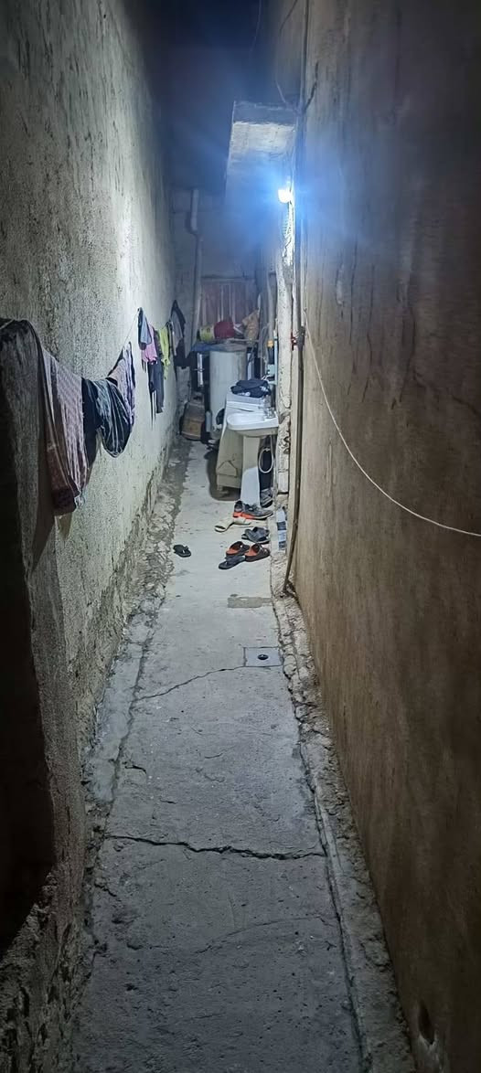 بيت او قطعه للبيع في حي الشهداء خلف مول اهل الخير طهمازيه مساحه 110متر بسعر مناسب جدا...
البيت طابو صرف باسم شخص واحد تحويل مباشر..

البيت يتكون من طابق واحد 
( مطبخ . صاله . استقبال. غرفه نوم واحده . صحيات داخليه وخارجيه . طارمه .).....📍
موقع البيت جيد جدا يقع على شارع عرضه 10 متر...📍
موهل للتبليط مستقبلا 📍
للاستفسار اكثر المراسله على الخاص او الاتصال على الرقم 
***********
