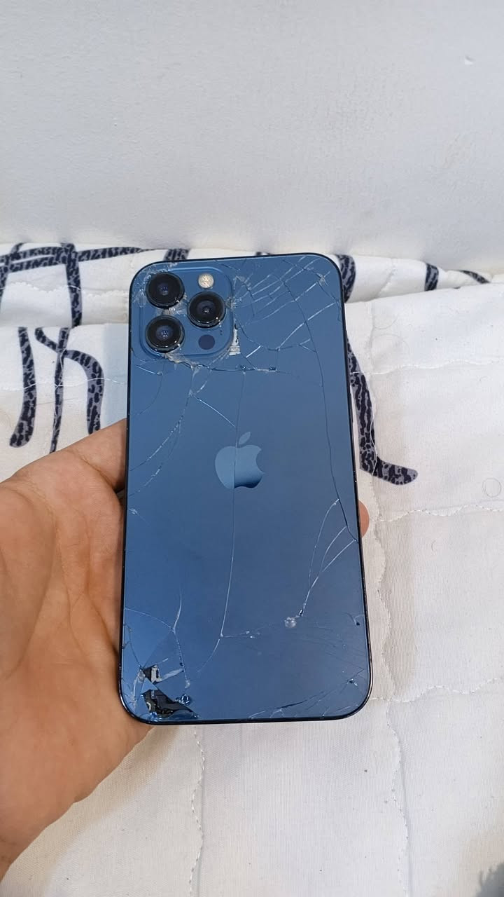 ايفون 12 برو ماكس
مبدل بطارية اصلية 
فيس ايدي يرادله برمجة 
ظهر مكسور فقط 
السعر 300 وبي مجال بسيط 
رقمي ***********
