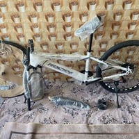 دراجه هوأيه رياضيه بعدها بل كارتون للبيع  حجم 26 سعر 125  07739921891