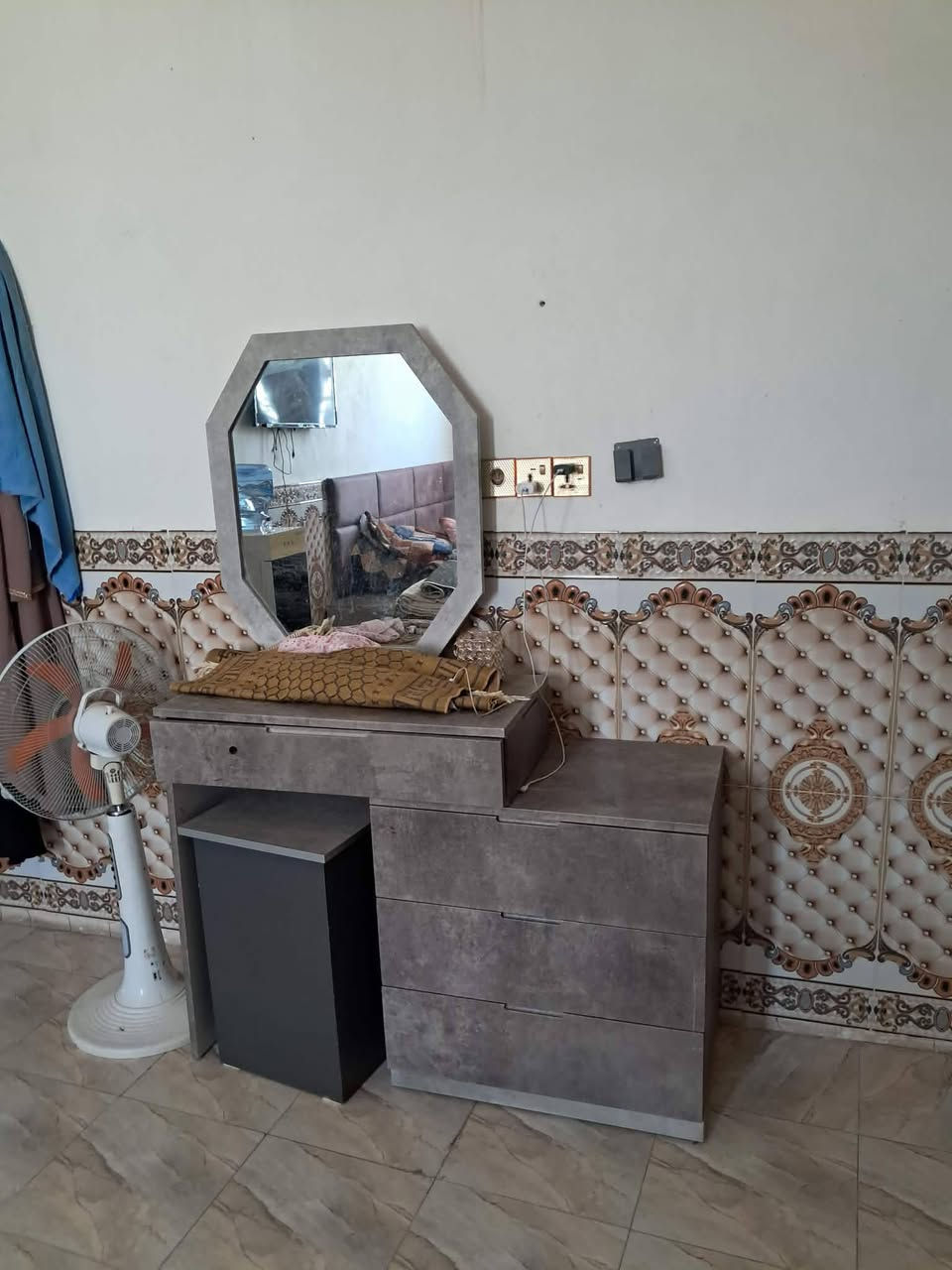 توي سلام عليكم غرفة تركي بالون وزن ثقيل غرفة جديدة بمعنى الكلمه بالون كلها HDF يدات حفر تحتوي على كنتور 6ابواب وميز تواليت وجرباية سعر 1.250 وبيها مجال ***********
