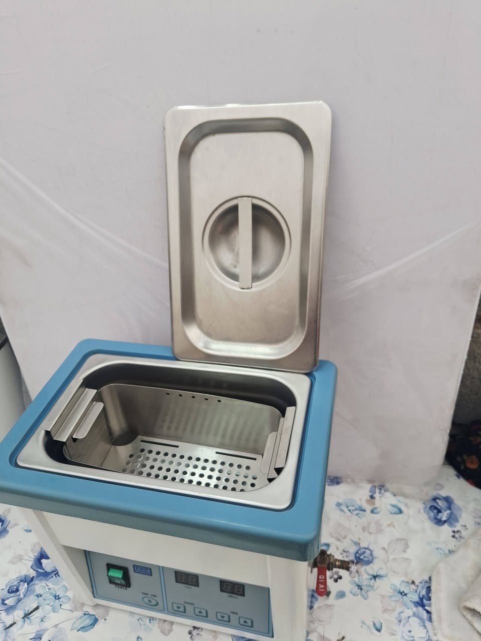 اجهزة مختبر للبيع 
1_وتر باث حجم كبير 
2_وتر باث حجم وسط 
3_ مجهر امريكي المنشأ 
السعر خاص او 
واتساب ***********
