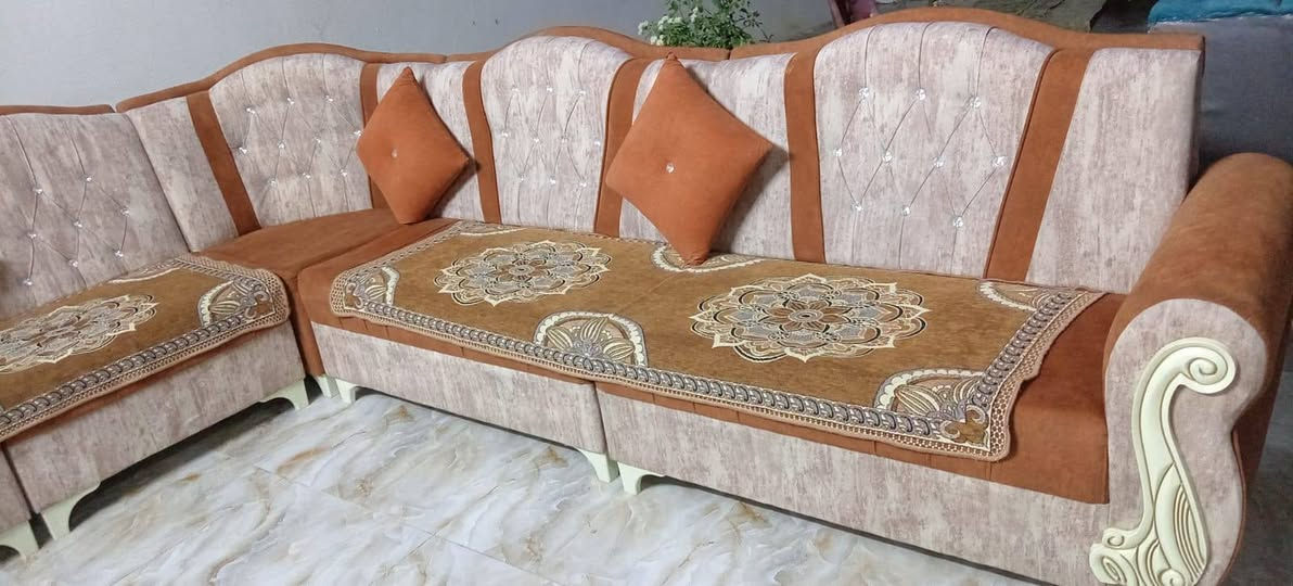 ديوان خشب عراقي شرط نطيف حيل متر 12 شرط سعرها  مناسب رقم ***********
