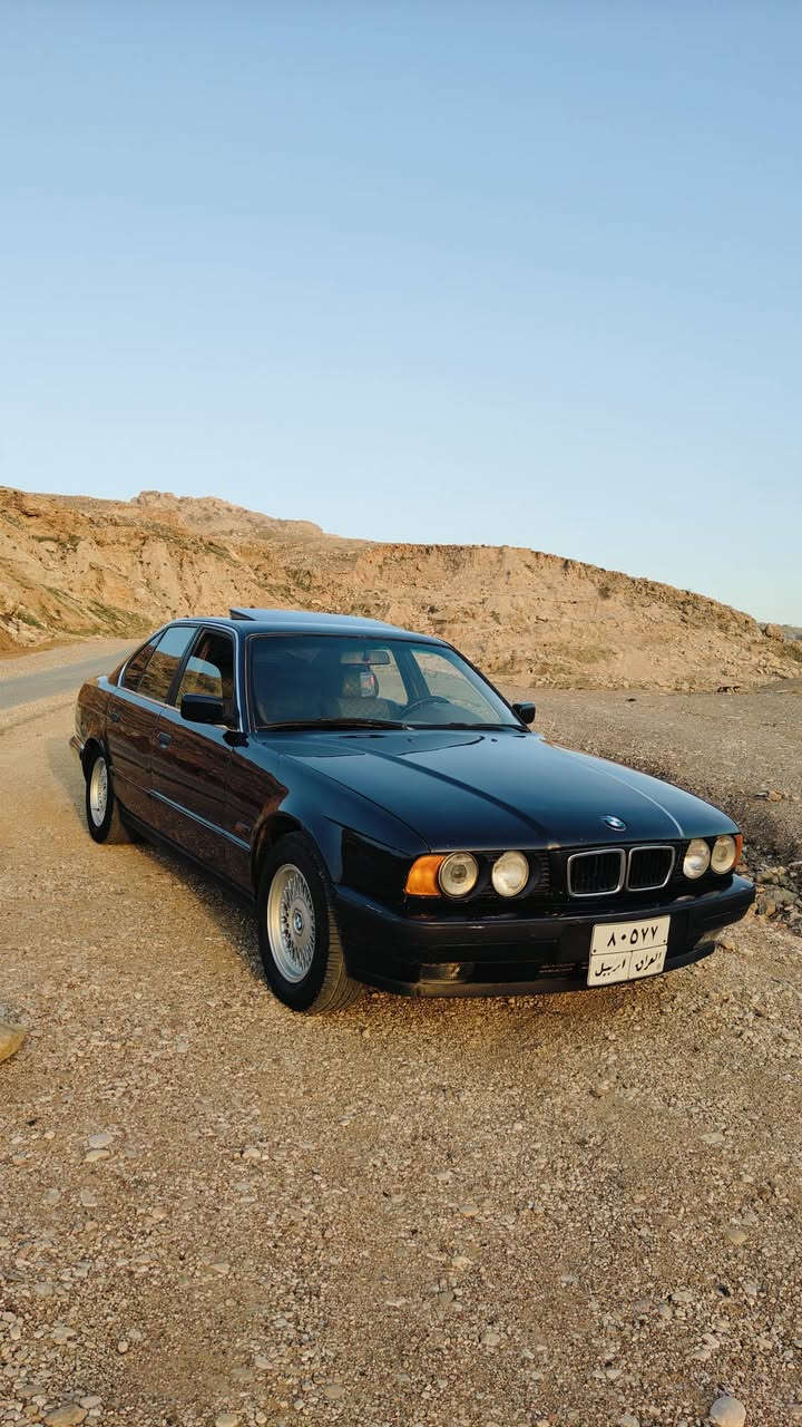 بئیم525مۆدێل1994بیلادە مکینە وگێڕوتبریت بە شە رت
 فول موە سە فاتە سە یارە کە زۆر بە قوە تە و نوقسانی تیانیە تایە و ویلی لۆکی لە سە رە دوو سوچی بیلادی ماوە 
شوین کە لار68 مجال ژم:***********
