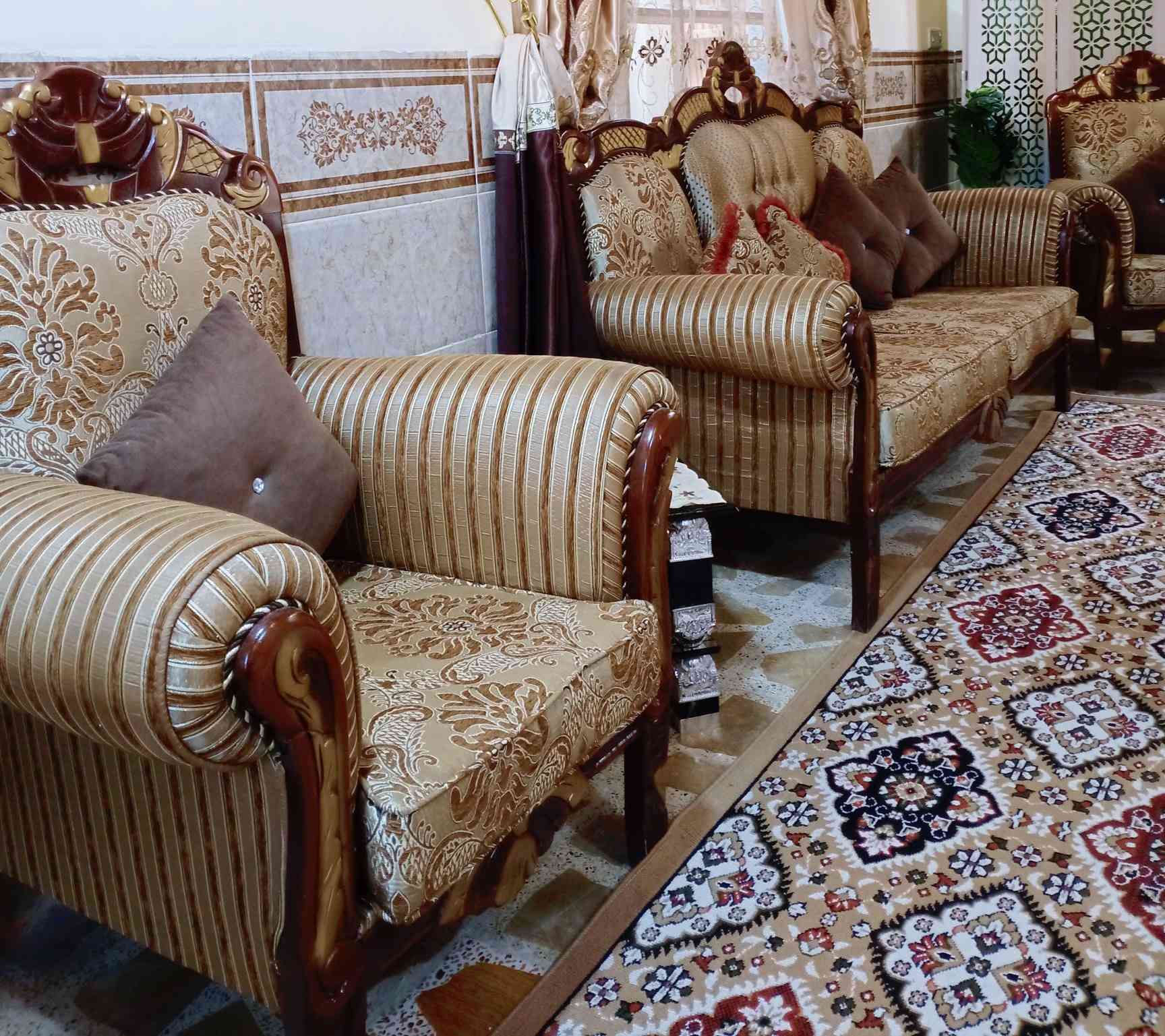 السلام عليكم التخم رئاسيه للبيع ست مقاعد اربعه كراسي مقعدين كبار مترين العرض كلش نظيفه العنوان تكريت القادسيه رقم الهاتف ***********
