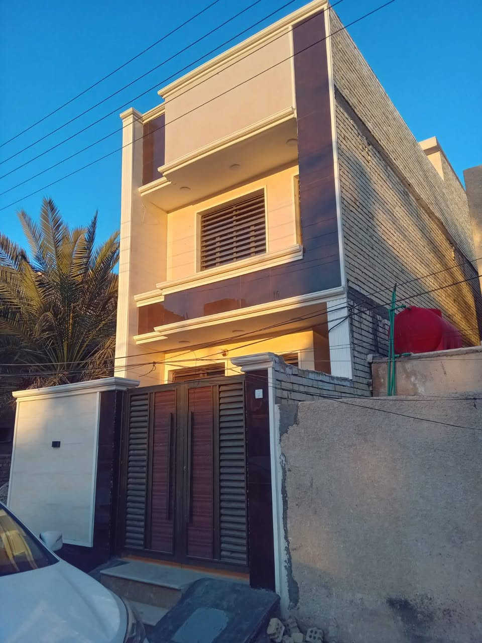 دار للبيع  100 متر واجهة 5 نزال 20 متر  استقبال حولي مطبخ غرفة نوم خدمات
طابق الثاني 2 غرف نوم 
العنوان الشعب قرب العيادة محلة 339 
للستفسار مكتب الصدور للعقارات
*********** ابو صدور
***********ابو كرار
عنوان المكتب الشعب قرب العيادة الشعبية
