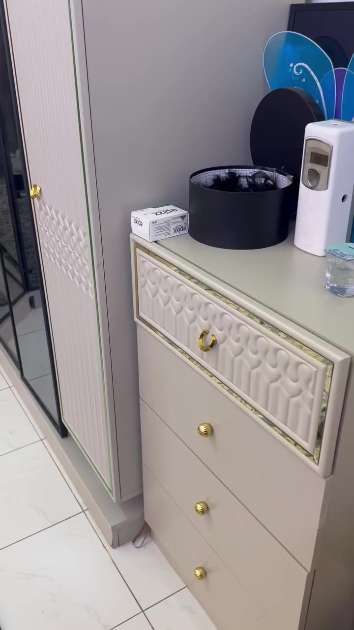 غرفة نوم من شركة القند مستخدمة سنة عارضيها ب مليون ونص / بغداد ***********
