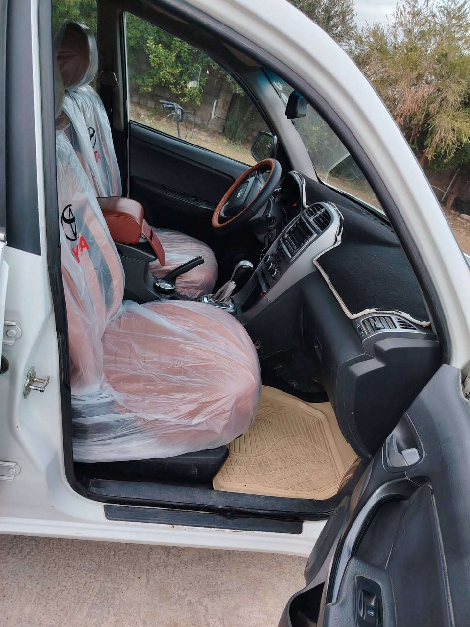 للبيع شيري تيكو موديل 2014 رقم اربيل حره بسمي هزة مامنتهي بيها كابون بانزين تحويل ثاني يوم مكينه 2000 كير ميكانيك المرغوب ماشيه 179/ الف حقيقي مكفوله من الضربه  بدون صبغ. فقط الجاملغ الخلفي مصبوغ..جاهزة كير مكينه صدر تخم تاير تدفئة تبريد كهربائيات مابيها اي نقص خير من الله والسياره احله من الصور بلحقيقه السعر70/$  وبيها مجال  للطيبين مكانها الموصل  للستفسار ***********
