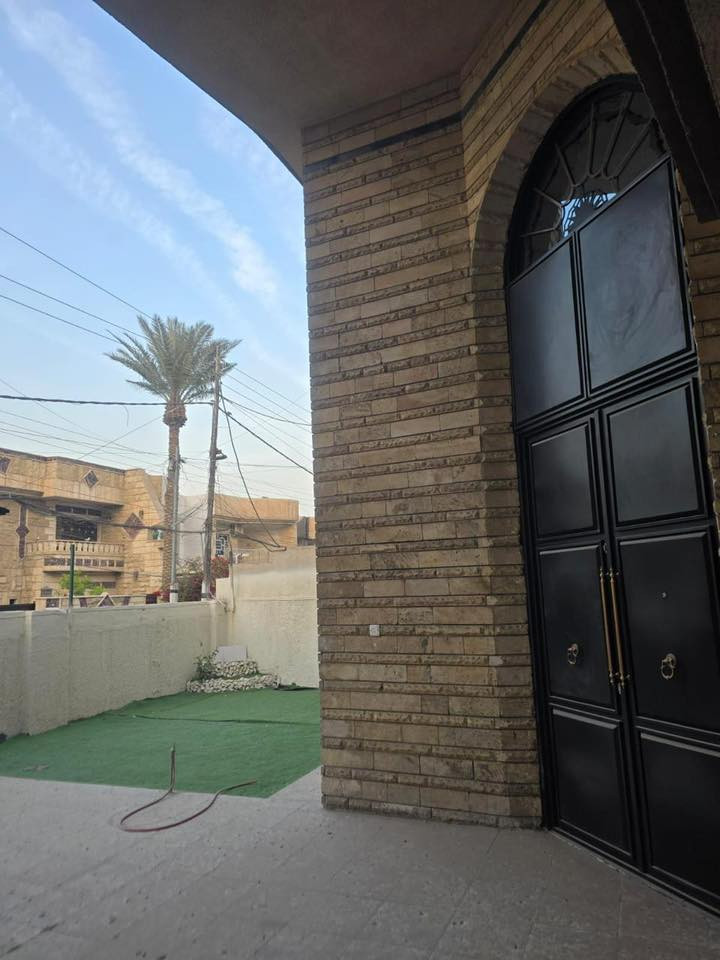 #بدون_دلالية دار فول درجة اولى للأجار في منطقة السيدية القضاة شارع المركز قرب مدرسة المصطفى للمتميزين 
مساحة : 300متر واجهة : 12متر  المحتويات : 4 غرف نوم مدخلين استقبال و مطبخ حمامات عدد 2 وتواليت 1 و منور  عدد 3  مطبخ حار وبارد  يحتوي على كراج وحديقة للأسفتسار على الرقم *********** الايجار مباشر من المالك بدون دلال
