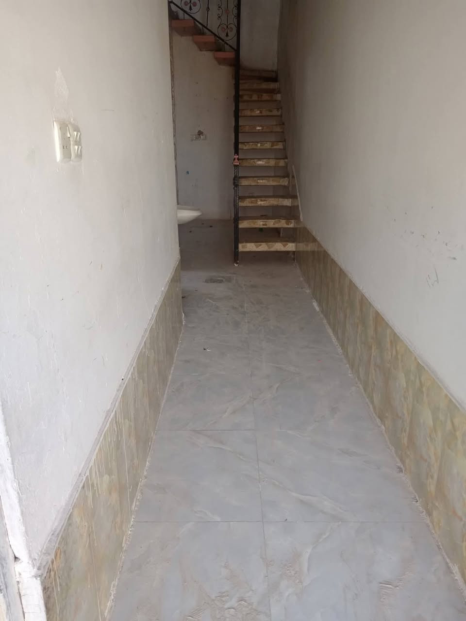 (ع..77 )
دار للايجار  (50 متر) حي الميلاد الحولي قرب وزارة الشباب
سعر الايجار 200 الف
البيت طابقين
الطابق الاول 
استقبال  مطبخ   صاله  صحيات
الطابق الثاني 
غرفه    صاله.     سطح... للاستفسار ..*********** ابو /ع
 *********** امانه كوله من طرف المروجه زينب للعقار
