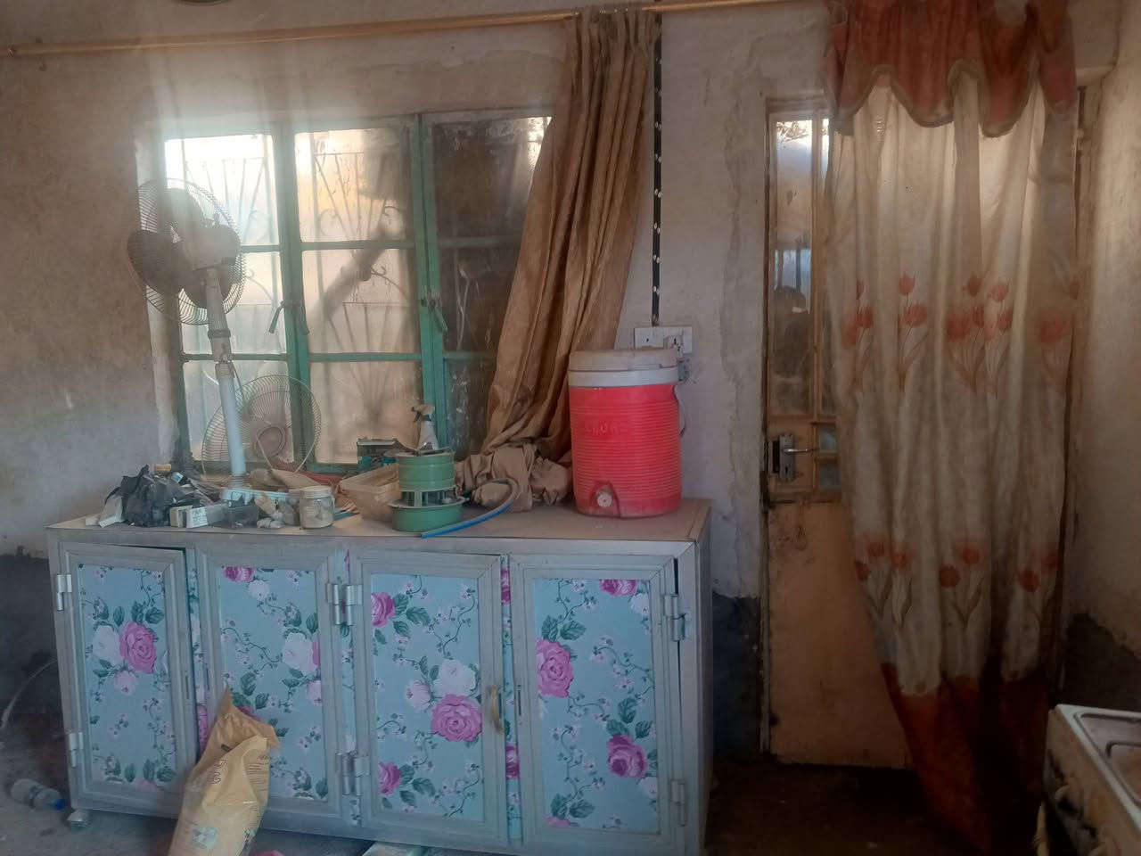 سلام عليكم
بيت للبيع 
مساحته 150
طابو صرف بسمنه 
بجهه اليمنه قريب عل مدرسه وشارع 40
للبيت بي غرفتين وصاله وثنين مكشوفات 
والاستقبال والمطبخ ما مسكوفات 

سعر 22
وبي مجال قليل 
***********
