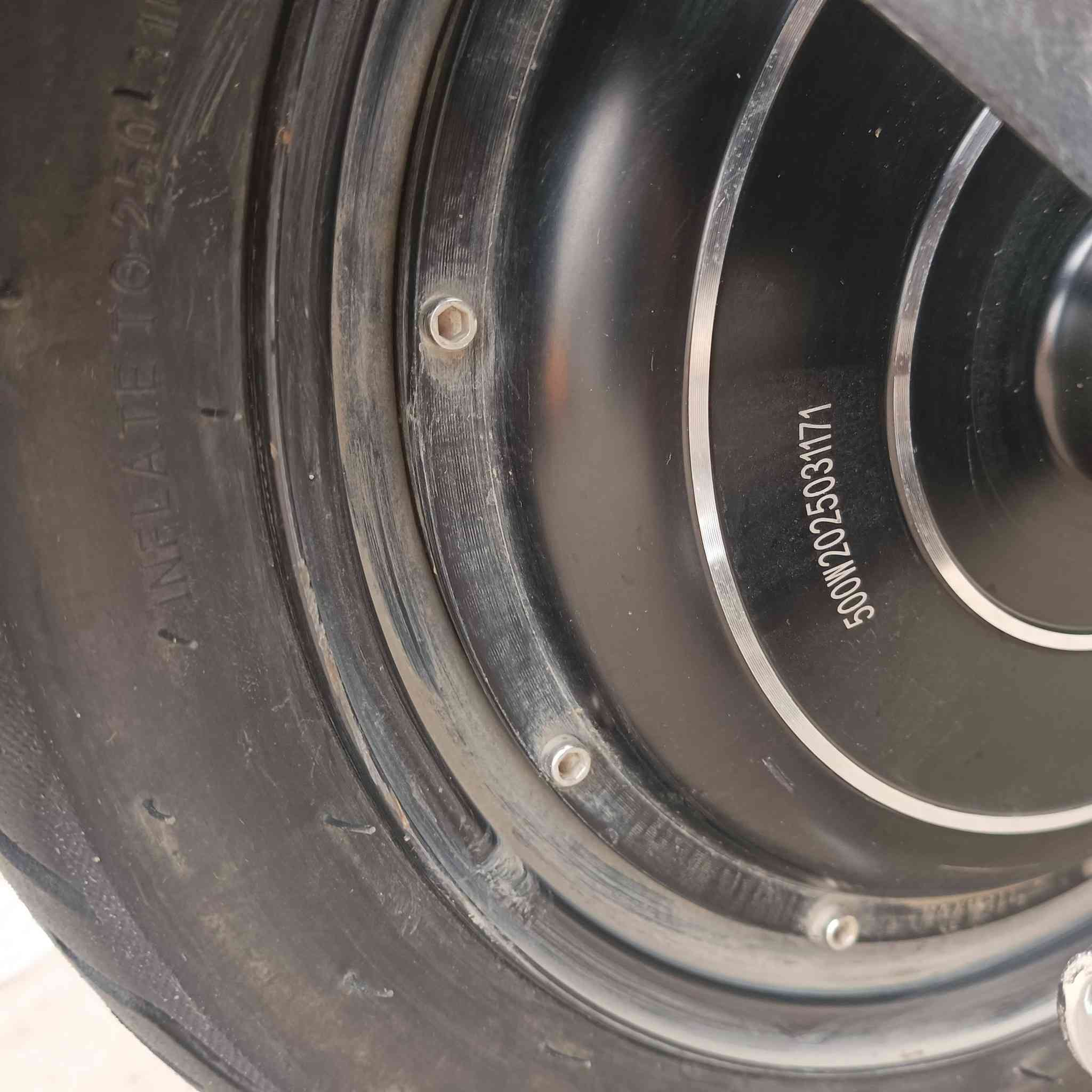 ريان بريميم حجم 14 للبيع
المواصفات:  
ملف 500W 
سرعه 40 حقيقي
شاشه تبين اعطال الموجوده 
حساسات والاشاير والكلوبات كله شغاله 
ضد المي Water proof 
بطاريات 16 امبير وتمشي 20 كيلو حقيقي 💯
شاحنه الاصليه مال ريان 
الدراجه ولا نقص بيه 
وهديه ستاند مبايل وارضيه
السعر 290 الف وبيه مجال قليل لو مراوس بعصفوريه ومستعجل على بيعته
للتواصل: ***********
 او خاص
