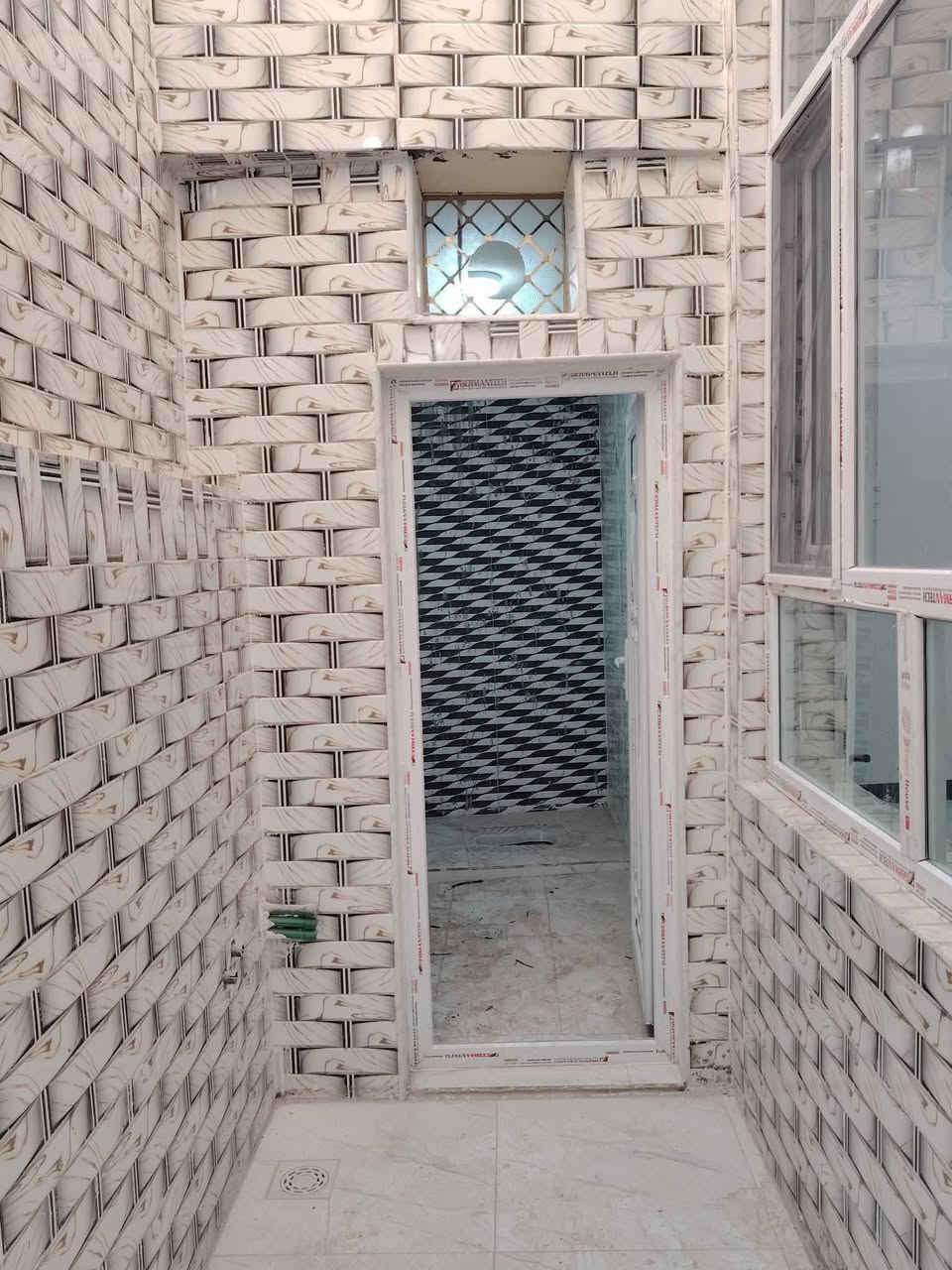 بيت على شارع المطار مقابيل ملحق القريه ماء وكهرباء واتبليط الحد باب بيت طابو زرعي سند 25 بناء طابوك جمهوري صب كونكريت سيراميك بورسلين ثقيل الاستفسار خاص او اتصال على الرقم ***********
